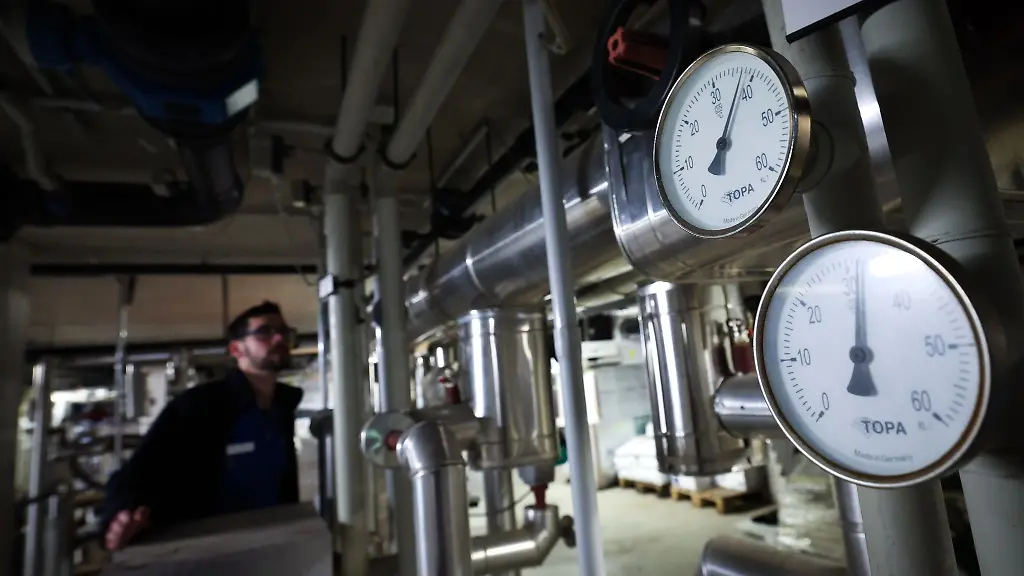 Zwei-Thermometer-zeigen-die-Temperatur-des-Waermetauschers-fuer-das-Planschbecken-im-Festland-Hallenbad-Baederland