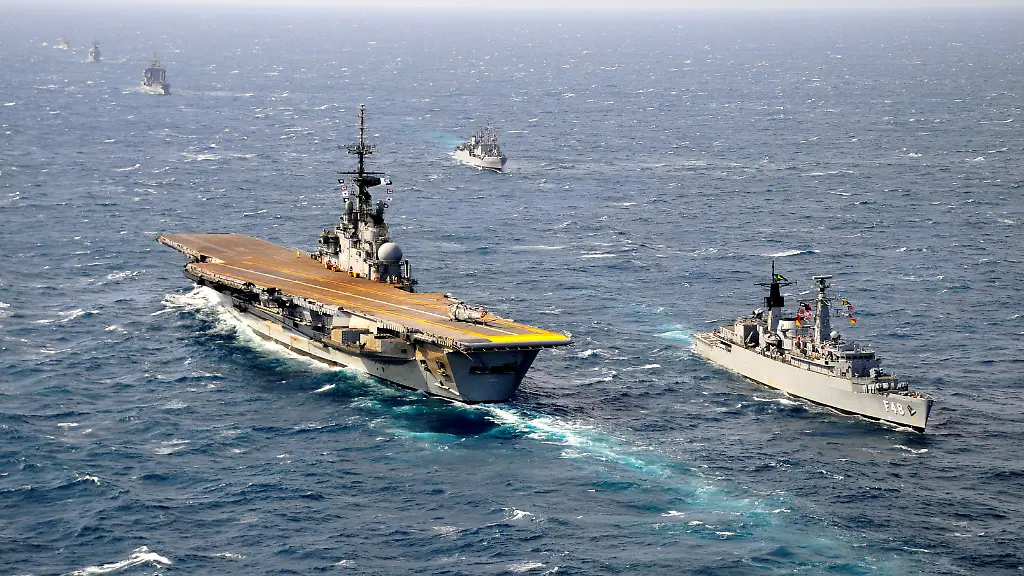 2023-02-02T020042Z-861440477-RC2A8S7AGS7U-RTRMADP-3-BRAZIL-AIRCRAFTCARRIER