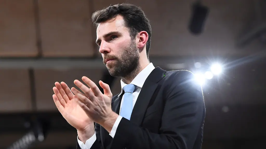 Hamburgs-Trainer-Benka-Barloschky-applaudiert-nach-dem-Spiel-in-Richtung-der-Fans