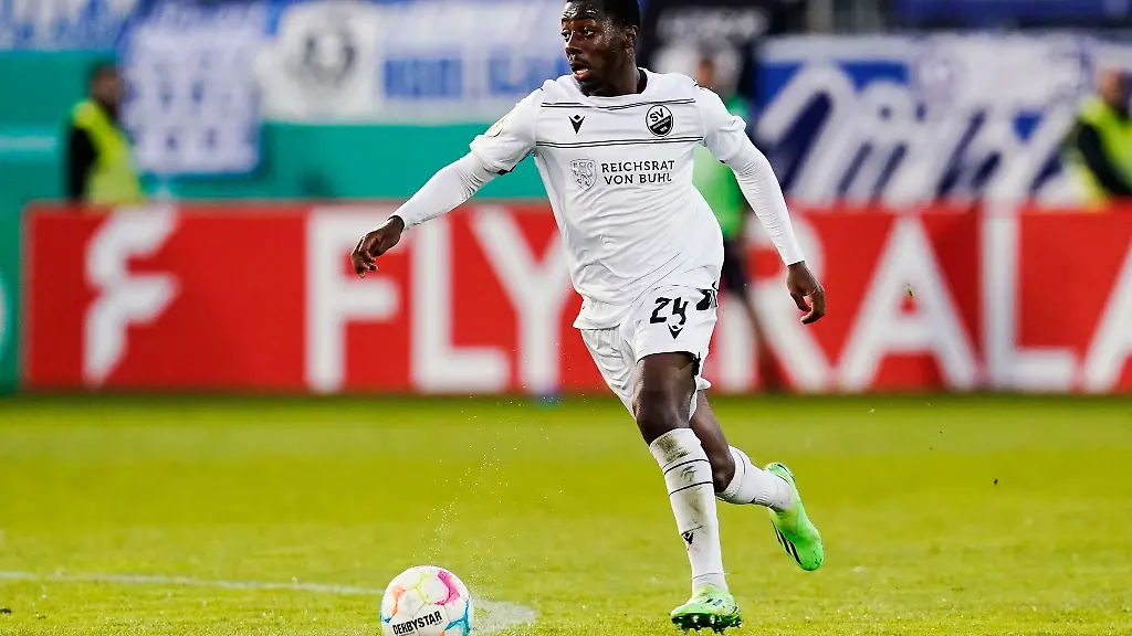 Fussball-DFB-Pokal-SV-Sandhausen-Karlsruher-SC-2-Runde-BWT-Stadion-am-Hardtwald-Sandhausens-Merveille-Papela-spielt-den-Ball-Nun-wird-er-lange-fehlen
