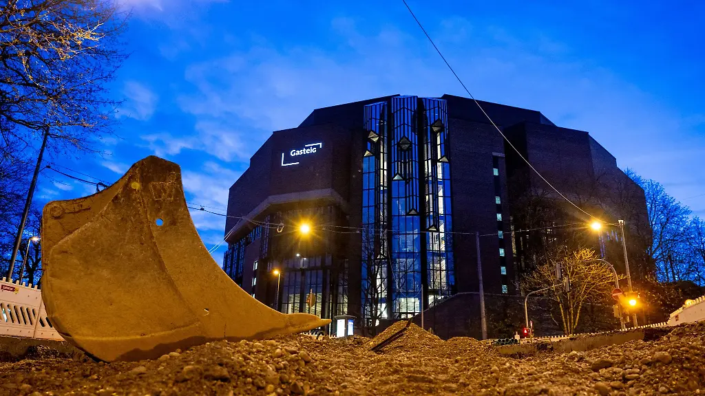 Blick-auf-eine-Baugrube-vor-der-Kulisse-des-Kulturzentrums-Gasteig