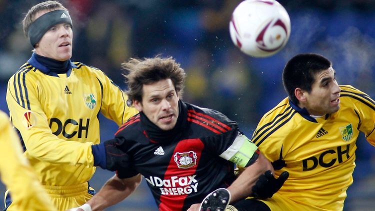 Hitzig ging es trotzdem auf dem Platz zu: Manuel Friedrich setzt sich gegen zwei Ukrainer durch.