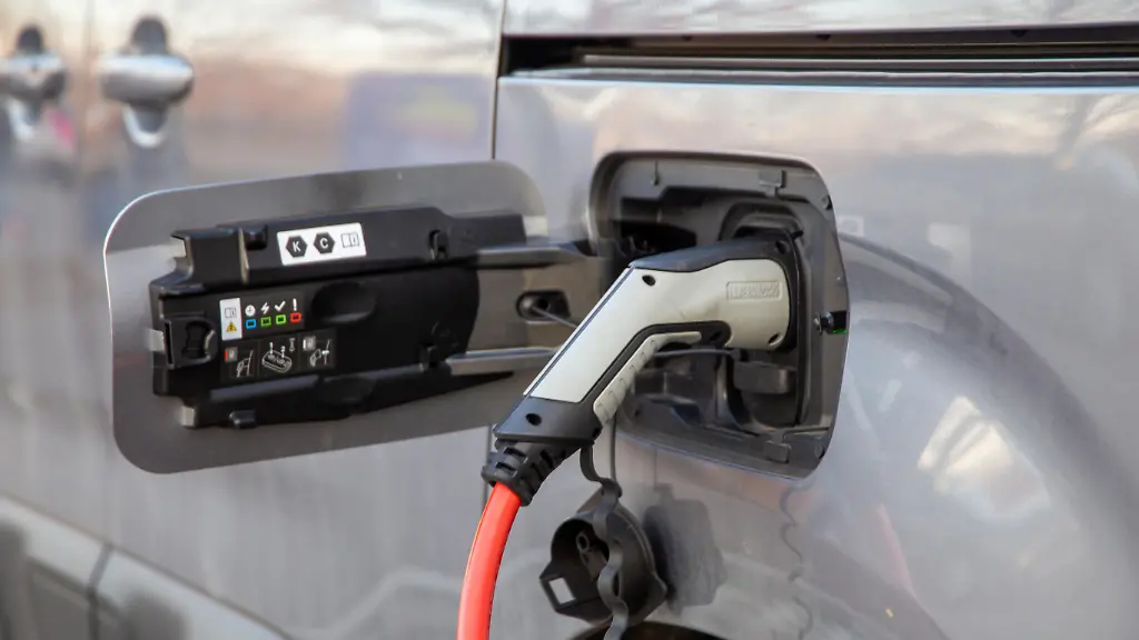Elektroauto-an-der-Ladestation-Der-Bund-hat-den-Kauf-von-Autos-mit-Elektro-und-Hybrid-Antrieb-bisher-grosszuegig-gefoerdert