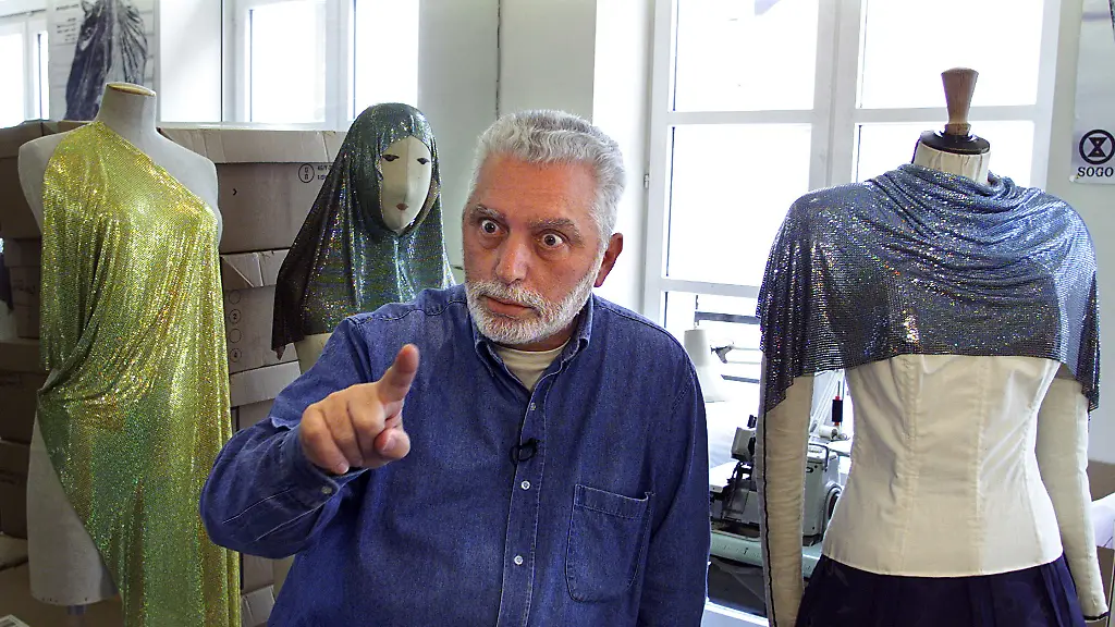 2023-02-03T141830Z-689218929-RC2P3Z9K75FX-RTRMADP-3-FRANCE-FASHION-RABANNE-DEATH