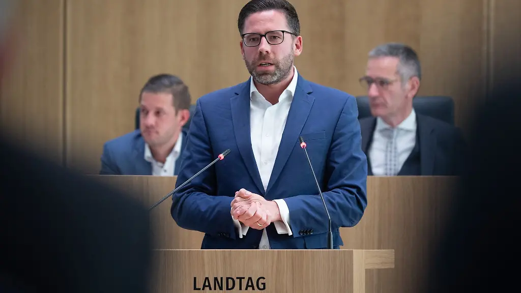 Philipp-Fernis-spricht-waehrend-einer-Landtagssitzung-von-Rheinland-Pfalz-im-Deutschhaus