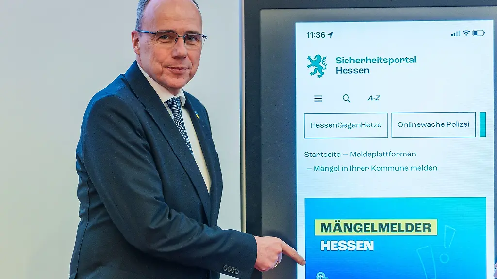 Peter-Beuth-Innenminister-von-Hessen-zeigt-auf-die-Startseite-des-Sicherheitsportals