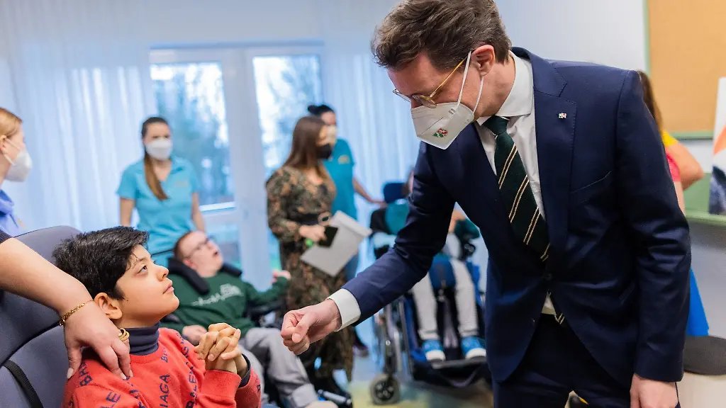 Hendrik-Wuest-CDU-r-Ministerpraesident-von-Nordrhein-Westfalen-begruesst-ein-Kind