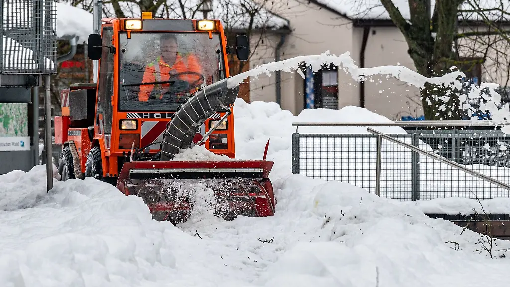 Mit-einer-Schneefraese-wird-ein-Weg-freigeraeumt