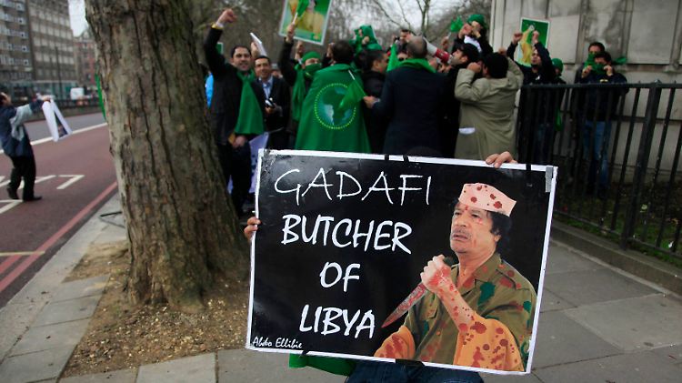 Besser, man lässt sich dabei nicht fotografieren: "Gaddafi, Schlächer von Libyen."