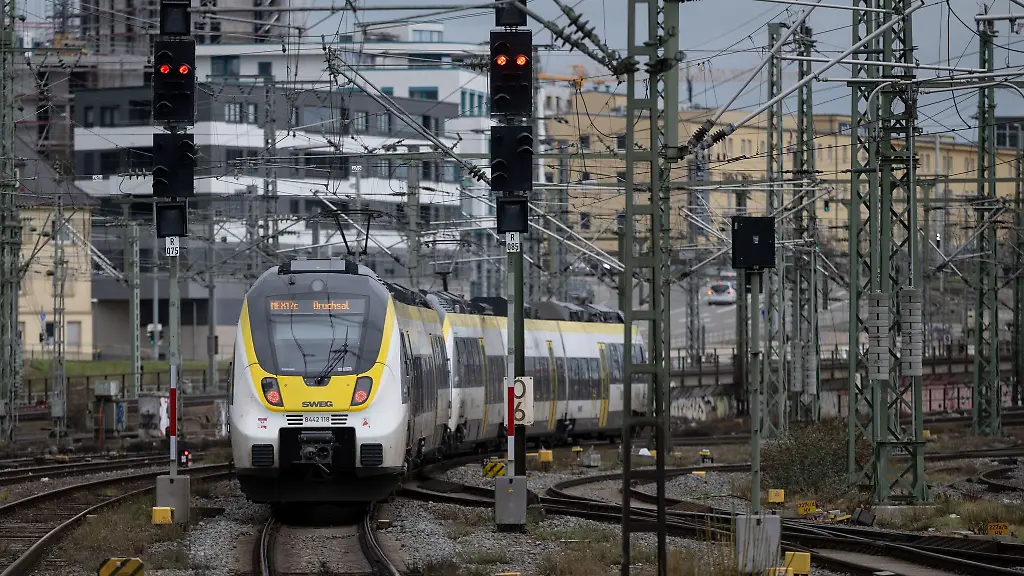 Ein-Zug-faehrt-auf-dem-Gleisvorfeld-des-Stuttgarter-Hauptbahnhofs