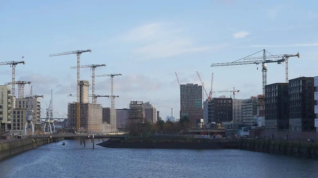 Blick-auf-die-Baustelle-in-der-Hafencity-zwischen-Baakenhafen-und-Elbbruecken