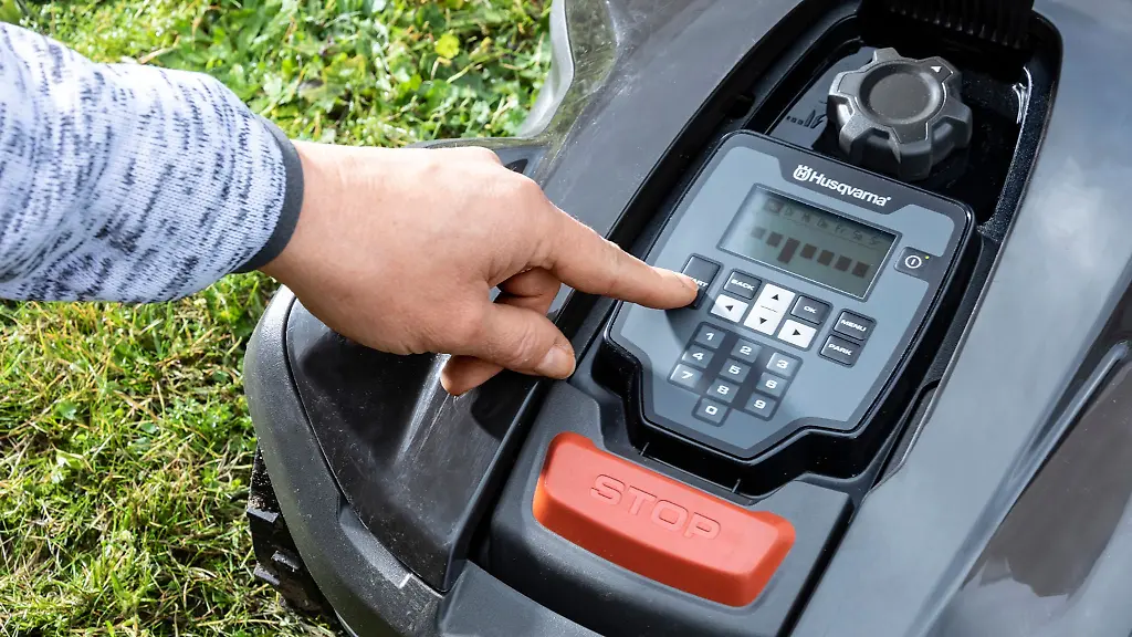 Das-Fazit-zum-Testsieger-Der-Maehroboter-Husqvarna-305-ist-sehr-einfach-zu-bedienen-und-arbeitet-stoerungsfrei