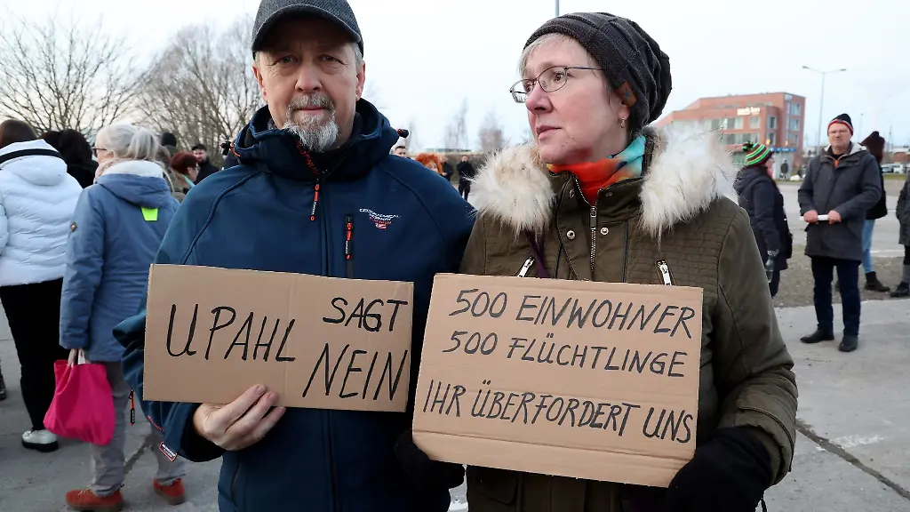 Buerger-protestieren-gegen-die-geplante-Fluechtlingsunterkunft-in-Upahl