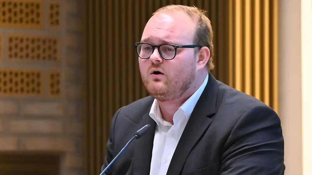 Carl-Cevin-Key-Coste-spricht-auf-dem-Hamburger-Landesparteitag