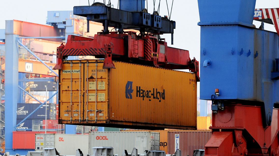Hapag-Lloyd-Container werden am Containerterminal Altenwerden im Hamburger Hafen abgefertigt.