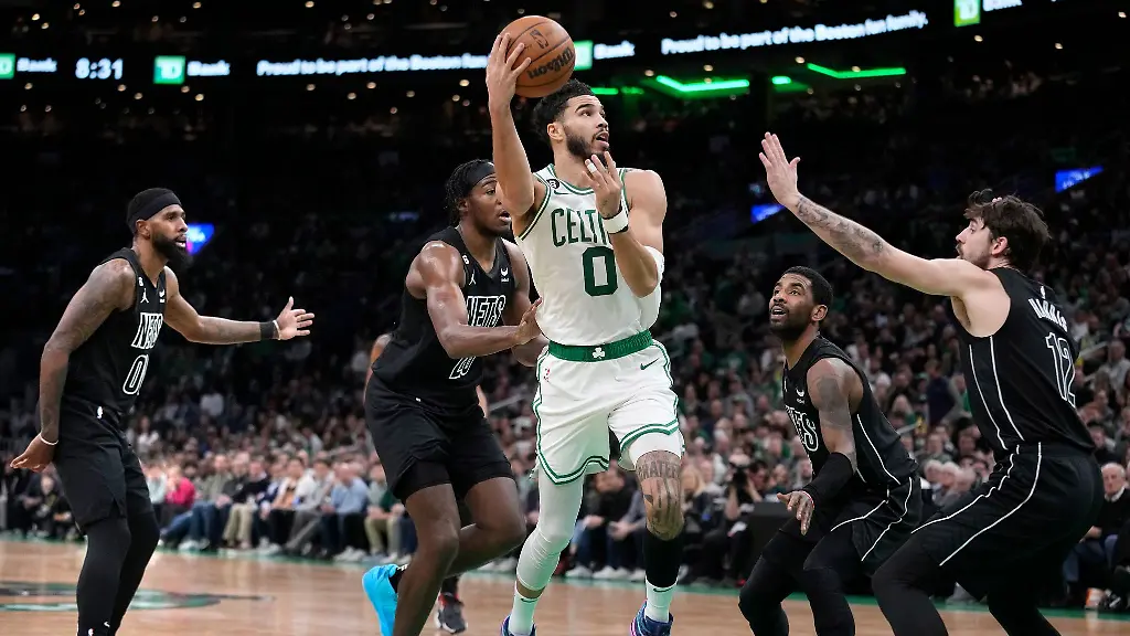 Bostons-Forward-Jayson-Tatum-0-zieht-zum-Korb