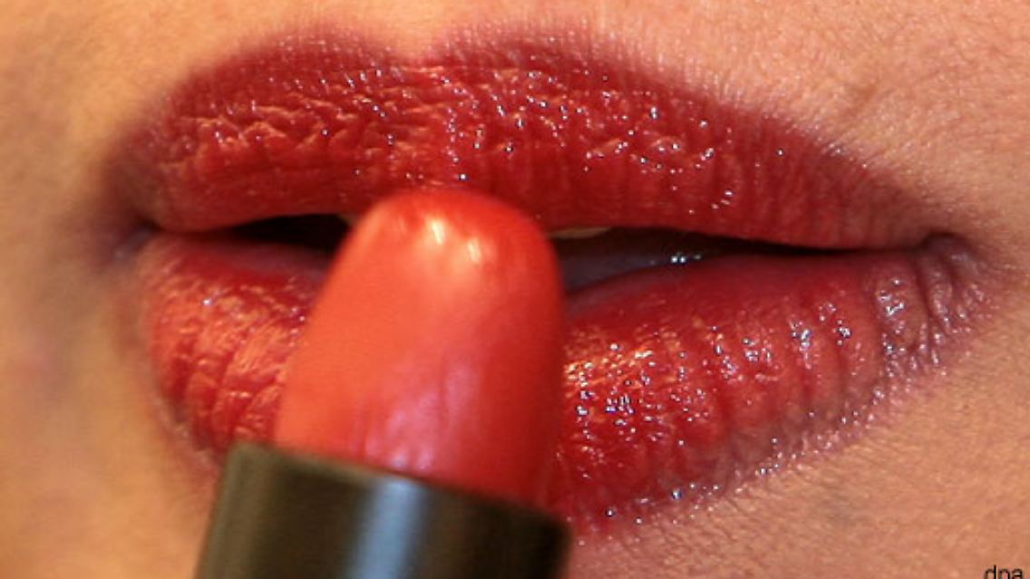 "Volle und gepflegte Lippen gelten als wichtiges Attraktivitätsmerkmal, das mit einem Lippenstift ganz klar betont werden kann", erklärt der Biopsychologe Peter Walschburger.