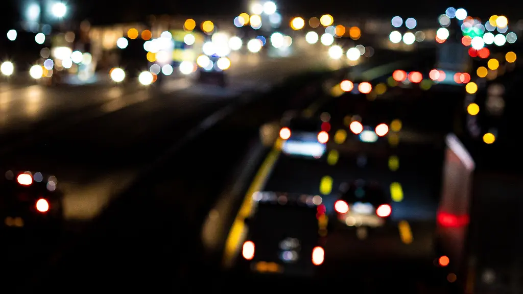 Baufahrzeuge-stehen-am-spaeten-Abend-auf-einer-Autobahn