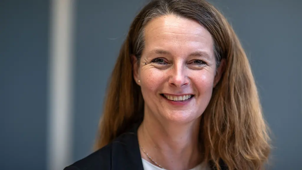 Bettina-Martin-Europaministerin-von-Mecklenburg-Vorpommern-laechelt-bei-einem-Fototermin