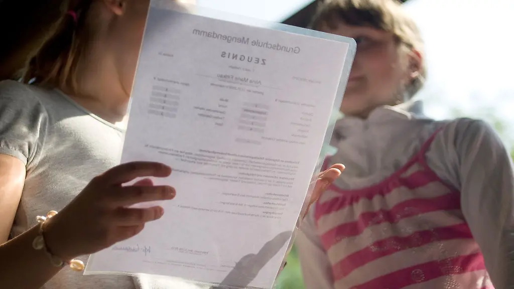 Zwei-Schuelerinnen-betrachten-am-23-06-2010-in-der-Grundschule-Mengendamm-in-Hannover-ihre-Zeugnisse