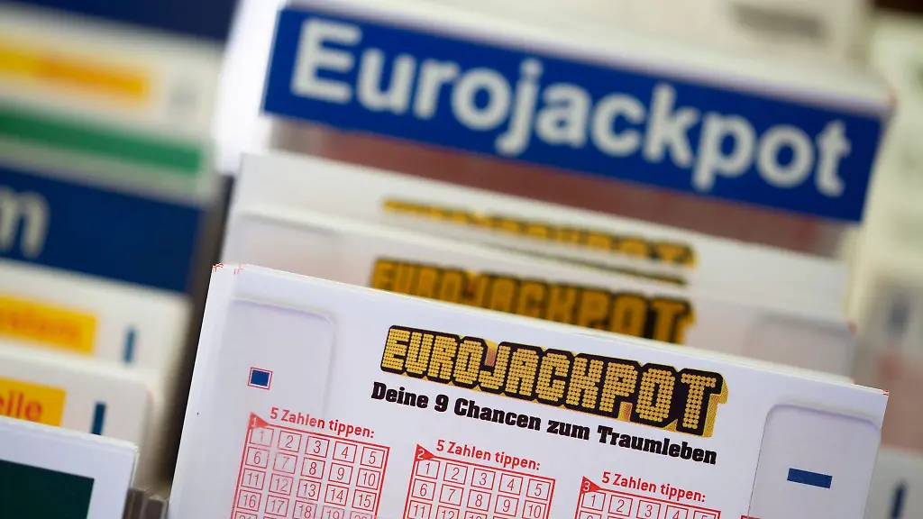 Lottoscheine-mit-der-Aufschrift-Euro-Jackpot-liegen-in-einer-Lotto-Annahmestelle