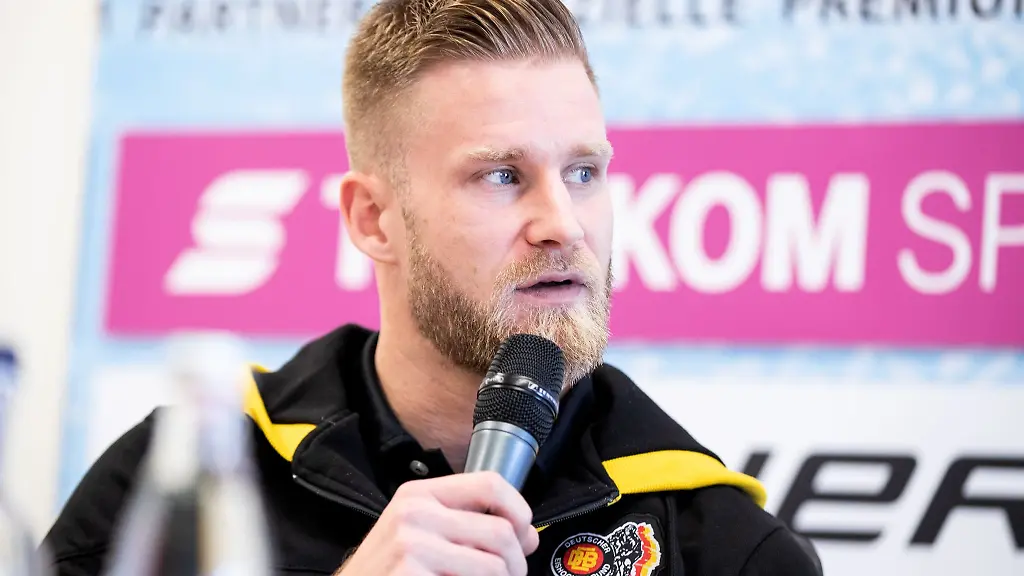 Nationalspieler-Daniel-Pietta-beantwortet-Fragen-von-Journalisten