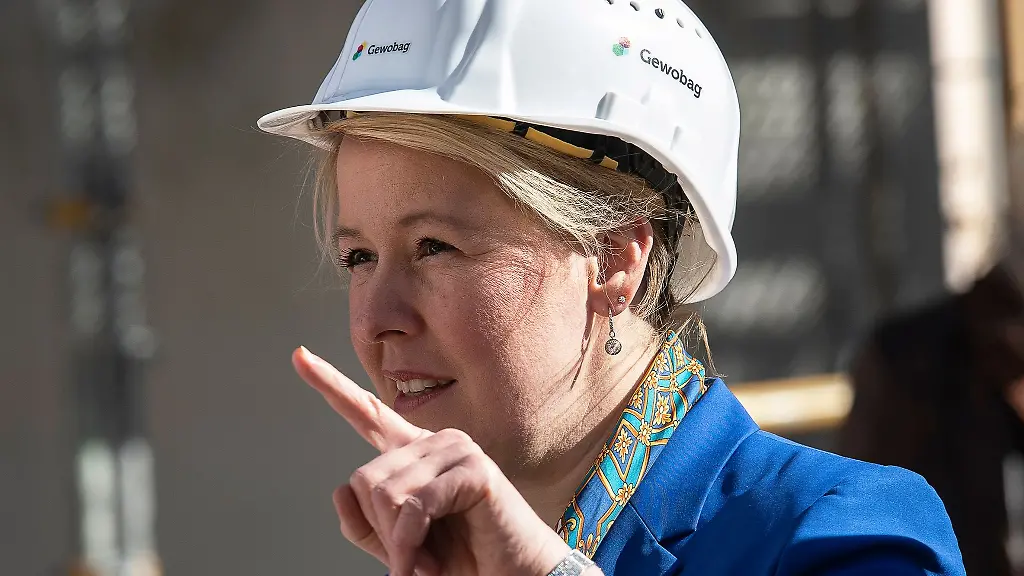 Franziska-Giffey-SPD-Regierende-Buergermeisterin-von-Berlin-bei-einem-Gespraech