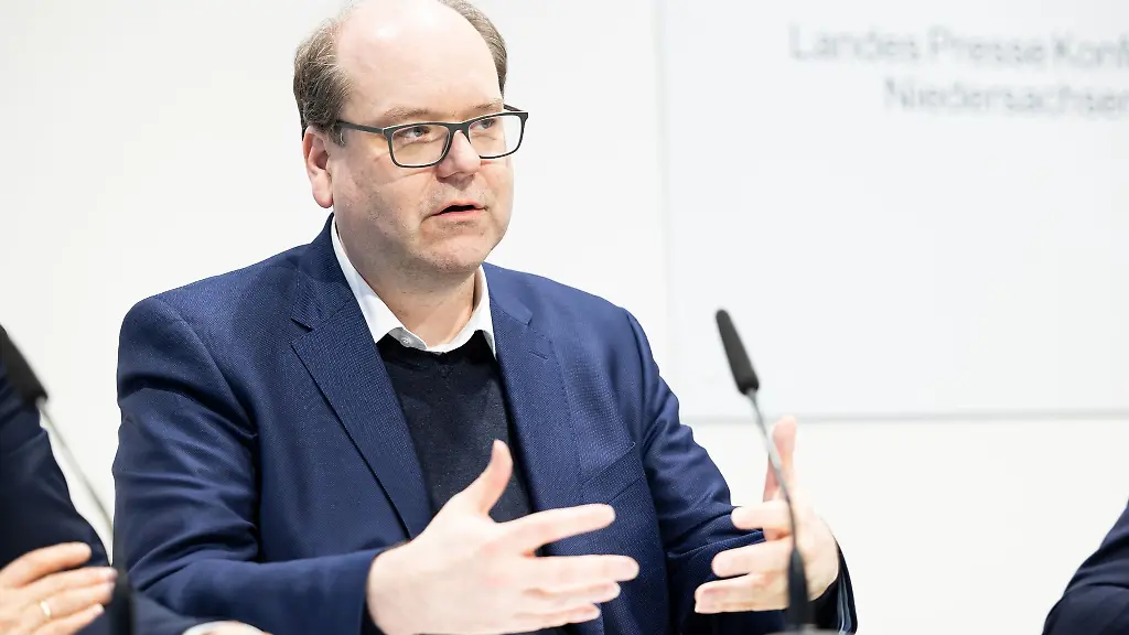 Christian-Meyer-Buendnis-90-Die-Gruenen-Umweltminister-Niedersachsen-spricht-waehrend-einer-Pressekonferenz