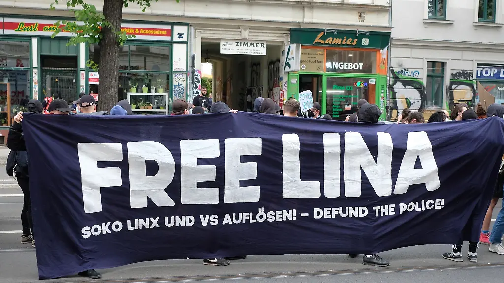 Teilnehmer-einer-linken-Demonstration-versammeln-sich-im-Stadtteil-Connewitz-und-tragen-ein-Transparent-mit-der-Aufschrift-Free-Lina