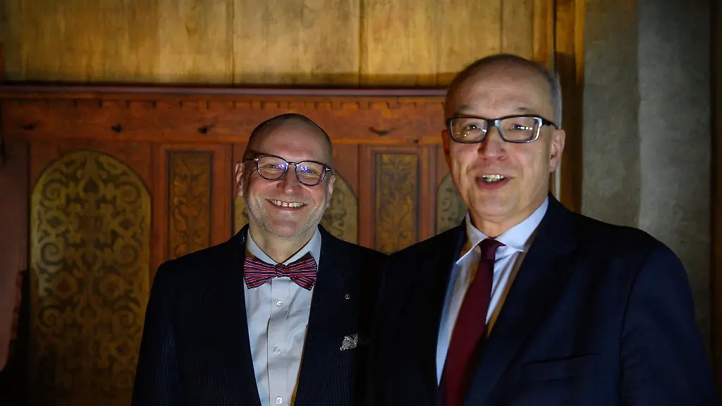 Thomas-T-Mueller-l-zukuenftiger-Direktor-und-Vorstand-der-Luthermuseen-und-Stefan-Rhein-ehemaliger-Direktor-und-Vorstand-der-Luthermuseen-stehen-in-der-Lutherstube-im-Lutherhaus-nebeneinander