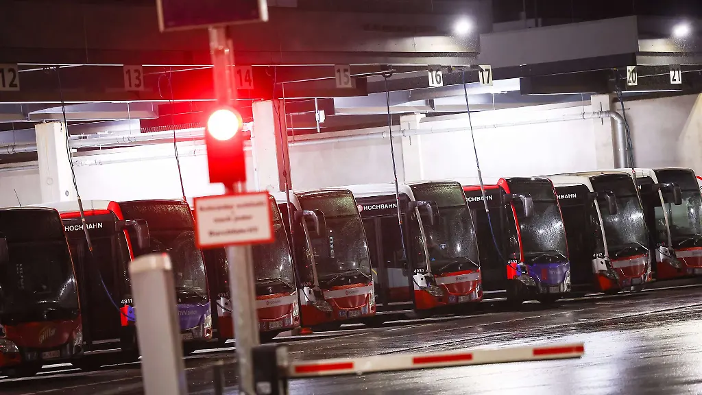 Busse-stehen-auf-dem-Gelaende-des-Bus-Betriebshofs-Alsterdorf-der-Hamburger-Hochbahn