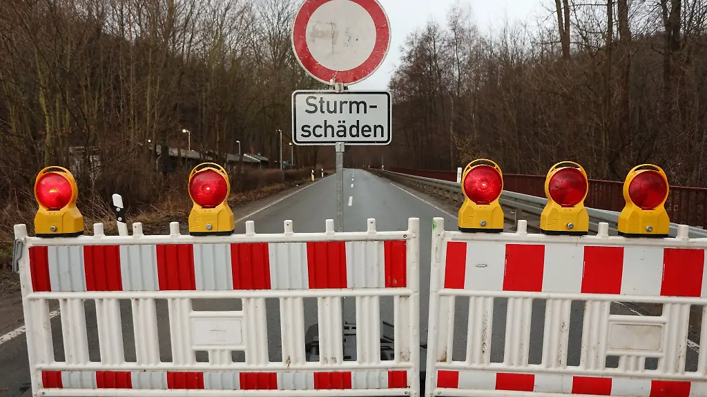 Eine-Landstrasse-ist-aufgrund-von-Sturmschaeden-gesperrt