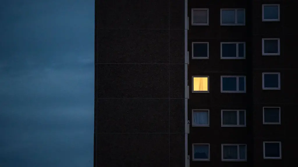 Licht-brennt-nur-in-einer-Wohnung-eines-Mehrfamilienhauses