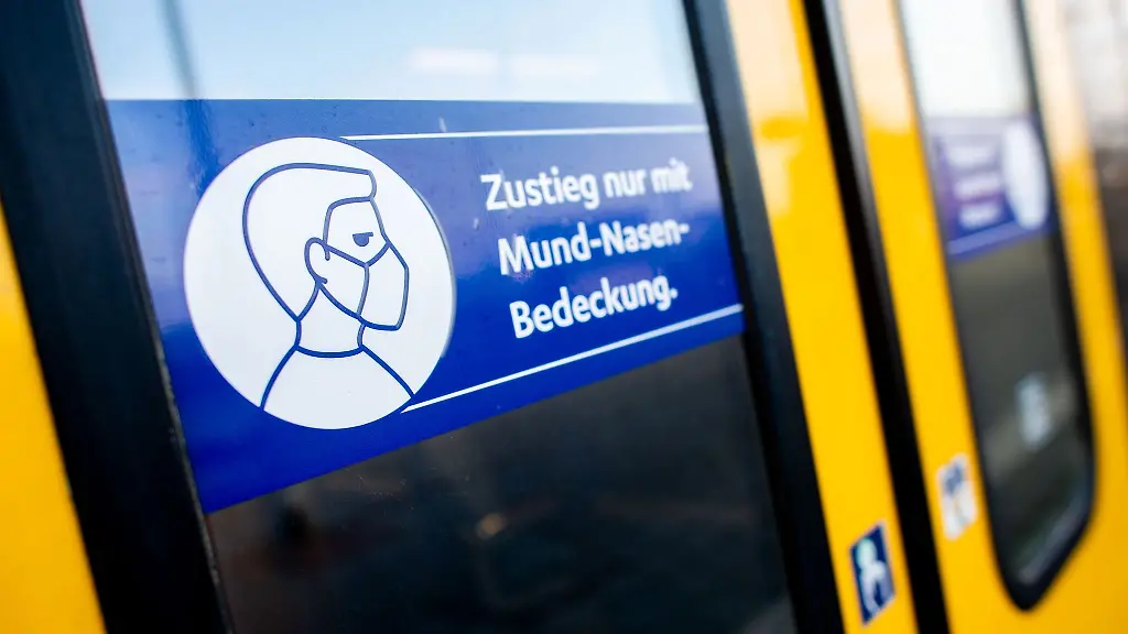 Ein-Schild-mit-der-Aufschrift-Zustieg-nur-mit-Mund-Nasen-Bedeckung-klebt-an-der-Zugtuer-einer-Regio-S-Bahn-der-NordWestBahn-im-Hauptbahnhof