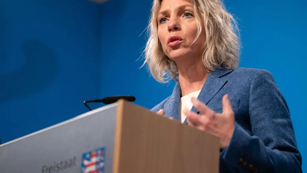 Susanna-Karawanskij-Die-Linke-Thueringer-Ministerin-fuer-Infrastruktur-und-Landwirtschaft-spricht-bei-einer-Medienkonferenz