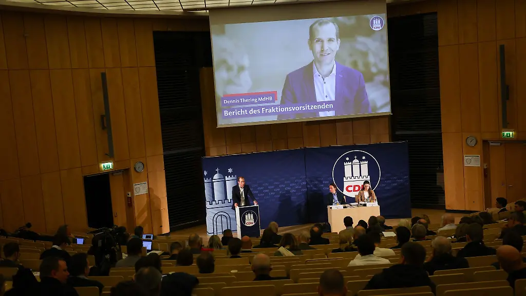 Dennis-Thering-CDU-Fraktionsvorsitzender-in-der-Hamburgischen-Buergerschaft-spricht-auf-der-Sitzung-des-Landesausschusses