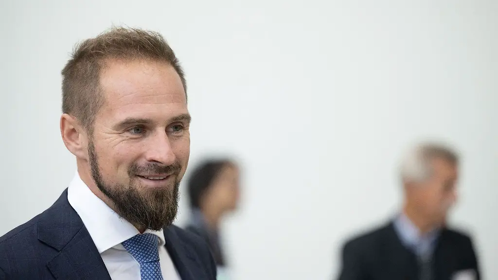 Benjamin-Wuerth-bei-einem-Rundgang-durch-das-Innovationszentrum-Curio-des-Handelskonzern-Wuerth