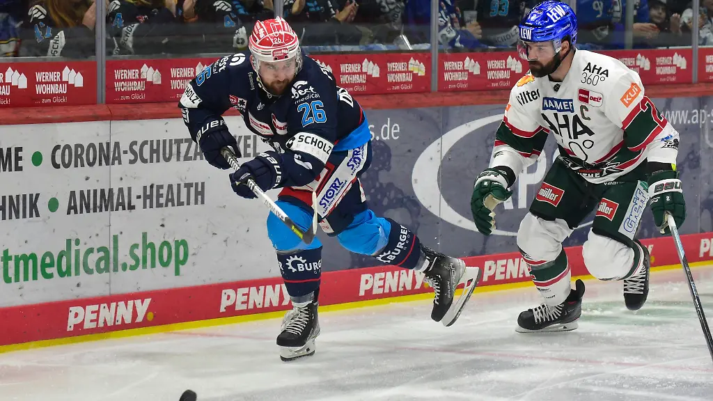 Brandon-DeFazio-l-von-den-Wild-Wings-in-Aktion-gegen-Augsburgs-Braden-Lamb