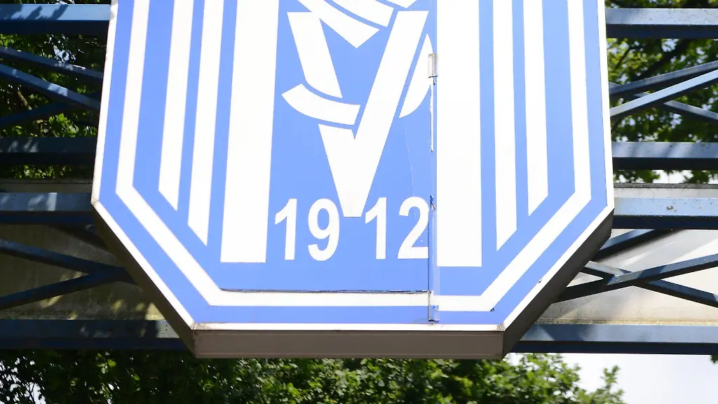 Das-Logo-des-SV-Meppen-ueber-dem-Eingang-zum-Stadion