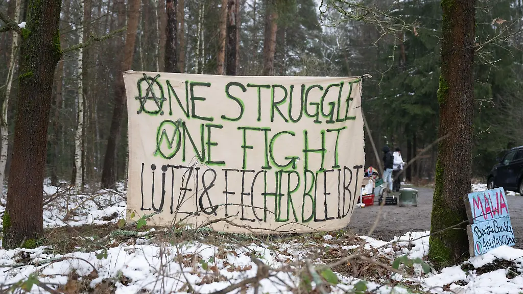 Mit-der-Besetzung-des-Waldstuecks-im-Landkreis-Bautzen-soll-die-Erweiterung-einer-Kiesgrube-und-der-damit-verbundenen-Baumfaellarbeiten-verhindert-werden