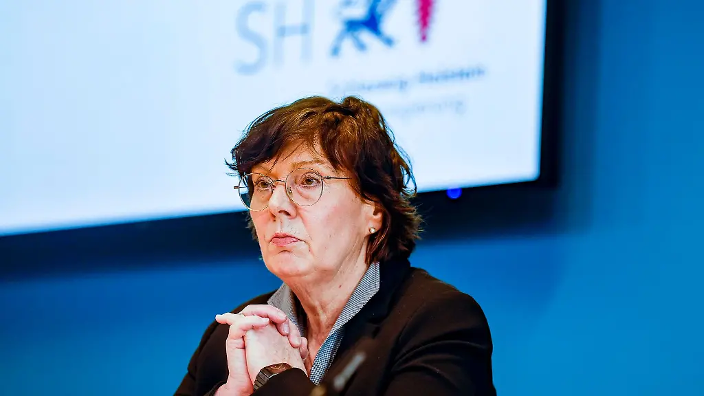 Sabine-Suetterlin-Waack-CDU-Innenministerin-Schleswig-Holsteins-faltet-bei-einer-Pressekonferenz-die-Haende