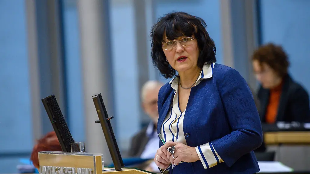 Eva-Feussner-CDU-Bildungsministerin-des-Landes-Sachsen-Anhalt-spricht