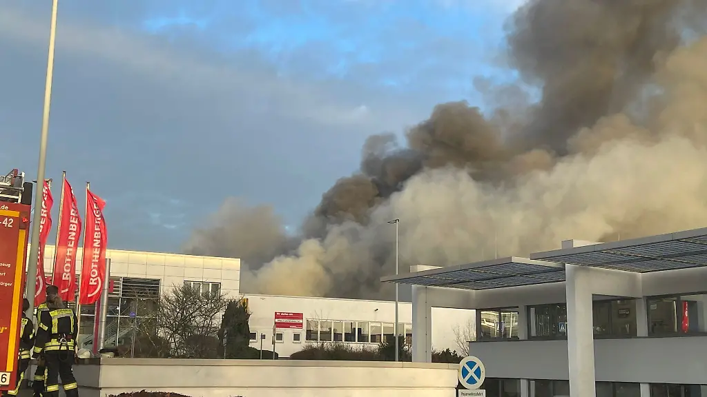 Ein-Brand-in-einer-Lagerhalle-fuehrt-zu-starker-Rauchentwicklung