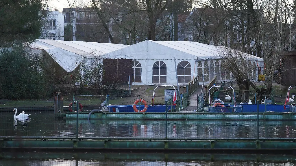 Zwei-Zelte-stehen-fuer-die-Alsterschwaene-im-Winterquartier-am-Eppendorfer-Muehlenteich