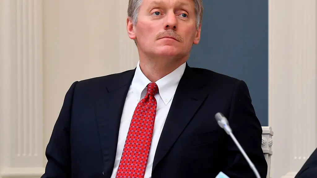 Kremlsprecher-Dmitri-Peskow-bei-einer-Videokonferenz-im-Moskauer-Kreml