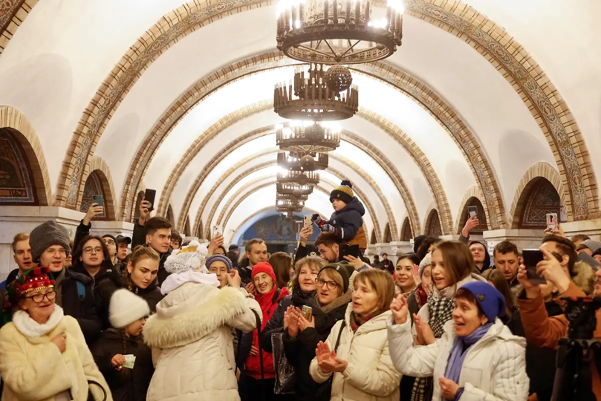 2022-12-25T163242Z-65121365-RC21DY9KO5P1-RTRMADP-3-CHRISMAS-SEASON-UKRAINE-CAROLS