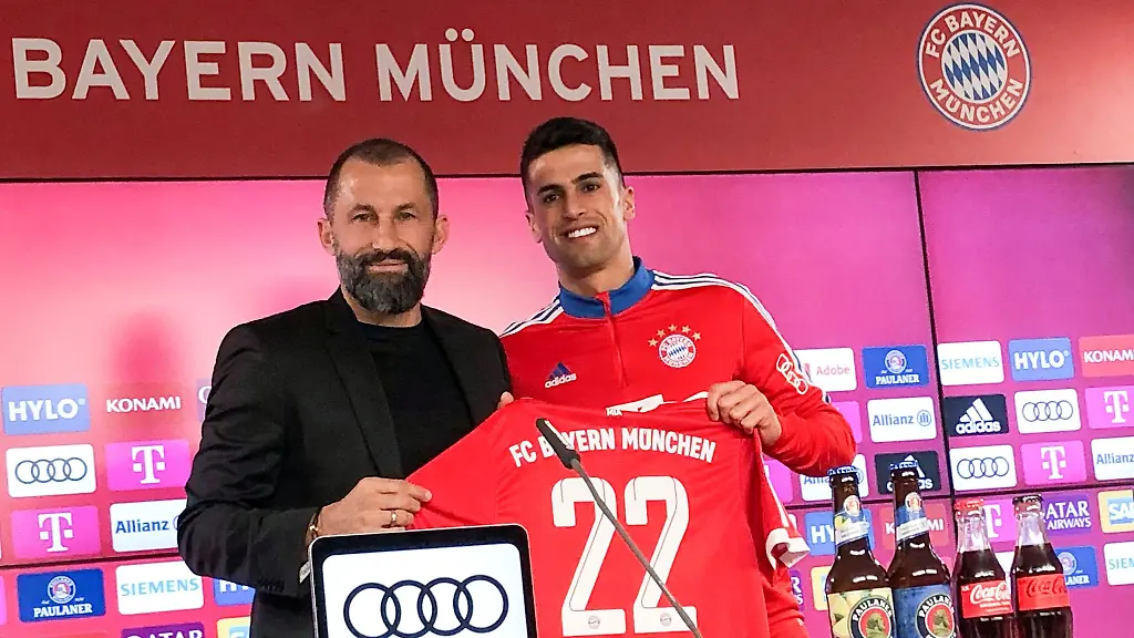Willkommen-in-Muenchen-Bayern-Sportvorstand-Hasan-Salihamidzic-l-und-Neuzugang-Joao-Cancelo
