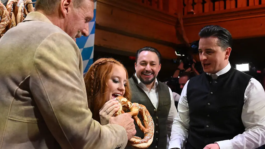 Schauspieler-Ralf-Moeller-l-r-Moddel-Barbara-Meier-Unternehmer-Klemens-Hallmann-und-Saenger-Andreas-Gabalier