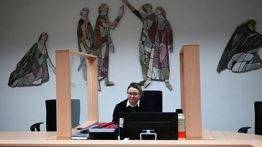 Die-Vorsitzende-Richterin-Olga-de-Raad-eroeffnet-die-Verhandlung-im-Amtsgericht