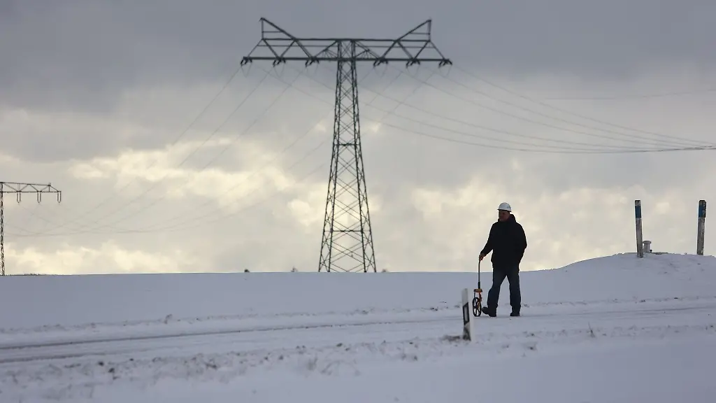 Ein-Mitarbeiter-des-Unternehmens-Avacon-vermisst-die-Leitungen